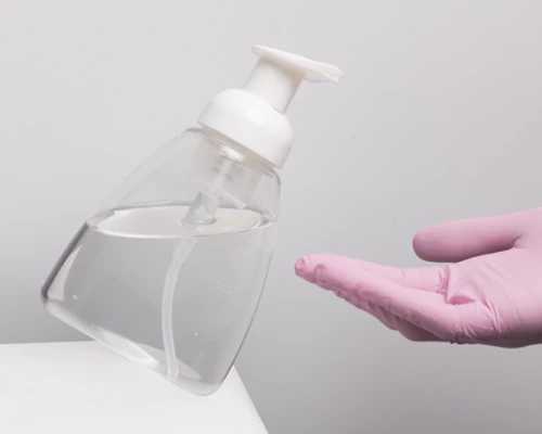 Салфетки спиртовые или антисептик — что эффективнее?